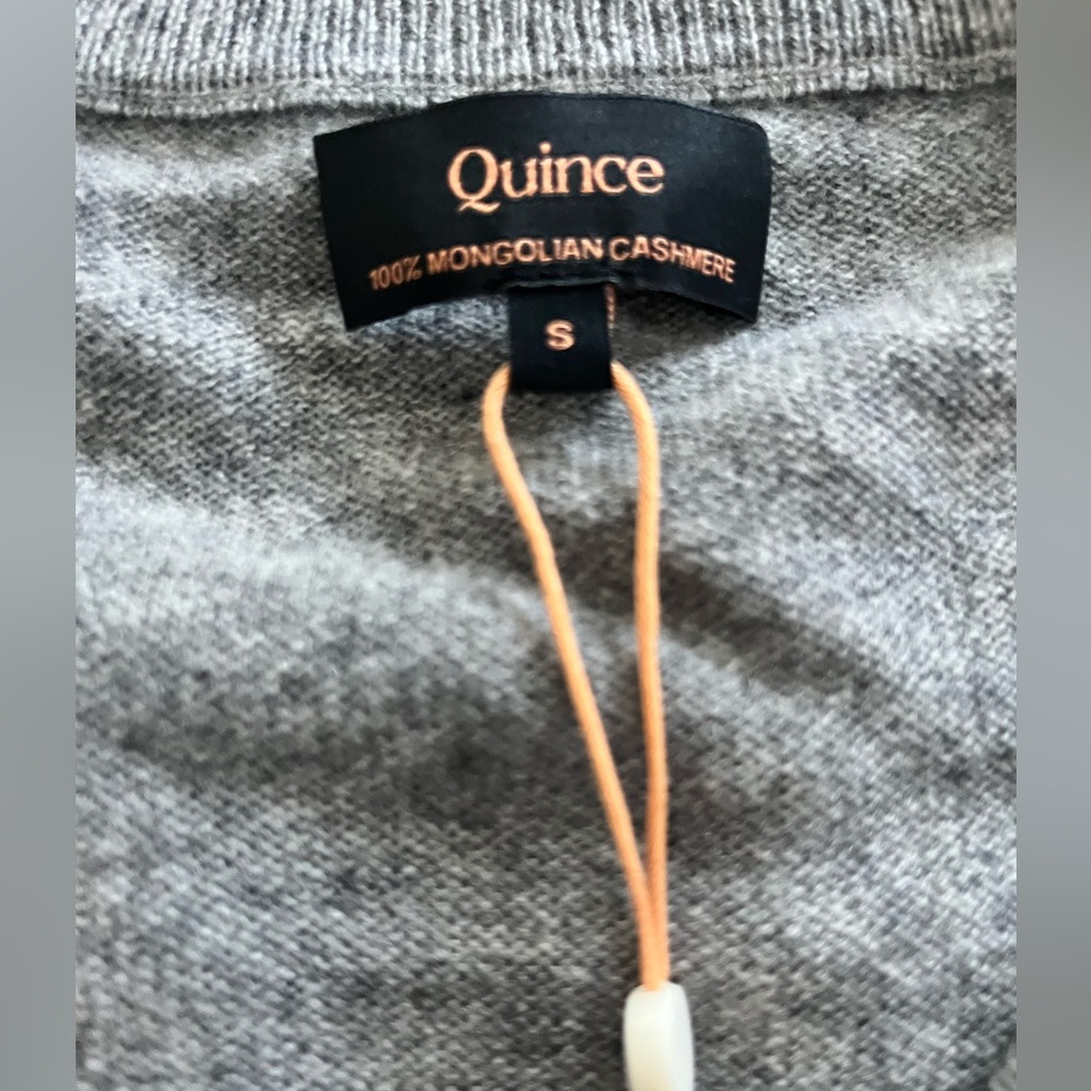Quince V-Neck Mongolian Cashmere Sweater in Classic Gray NWT - Picture 2 of 4